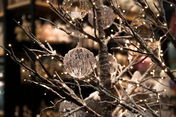 Weihnachtsbaum Mit Glaskugeln Weihnachtsschmuck Auf Dem Hintergrund Eines Neujahrsbaums — Stockfoto