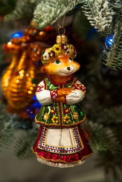 Vintage Weihnachtsbaumspielzeug Weihnachtsschmuck Auf Dem Hintergrund Eines Neujahrsbaums — Stockfoto