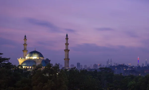 gündoğumu saatte bir caminin yansıma