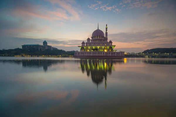 gündoğumu saatte bir caminin yansıma