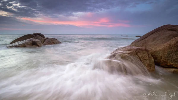 dalgalar bir plajda kayalar ile