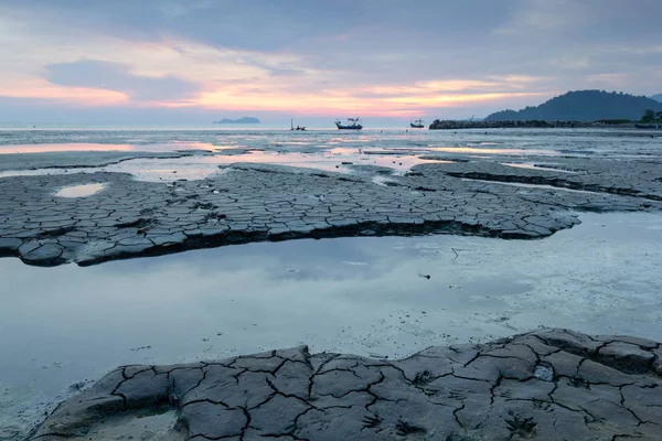 Bir güzel ve sakin gün batımı saat sayısı bir plaj