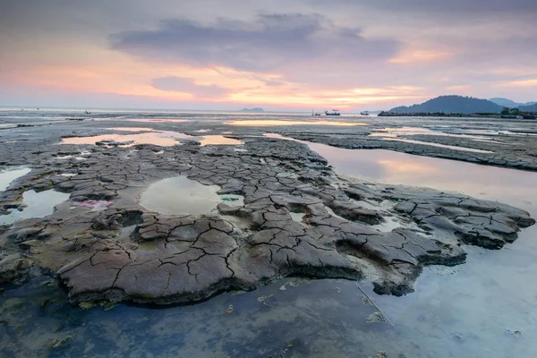 Bir güzel ve sakin gün batımı saat sayısı bir plaj