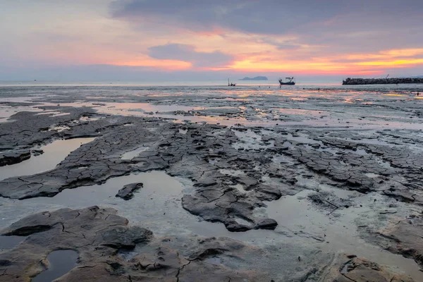 Bir güzel ve sakin gün batımı saat sayısı bir plaj