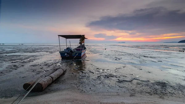 Bir güzel ve sakin gün batımı saat sayısı bir plaj