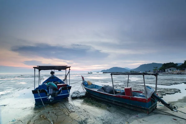 Bir güzel ve sakin gün batımı saat sayısı bir plaj
