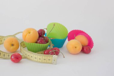 Kayısı ve kiraz meyve ile şeker yerine bir kavram olarak teyp ölçme ile mufffin Kupası