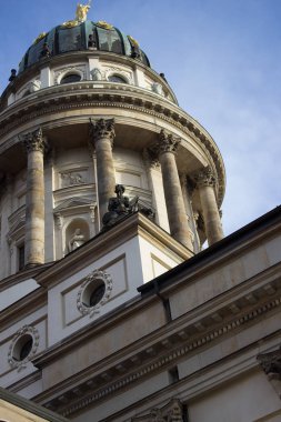 Fransız Katedrali Berlin'de. Heykeller ile kubbe. Güneşli bir gün, sabah ışık fotoğraf