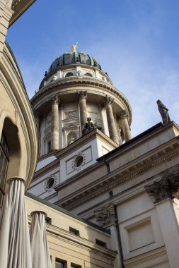Fransız Katedrali Berlin'de. Heykeller ile kubbe. Güneşli bir gün, sabah ışık fotoğraf