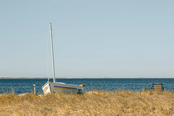 Boot op het strand in de buurt van Provincetown Rechtenvrije Stockfoto's