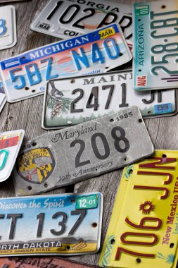 Duvarda eski ABD araba plakaları