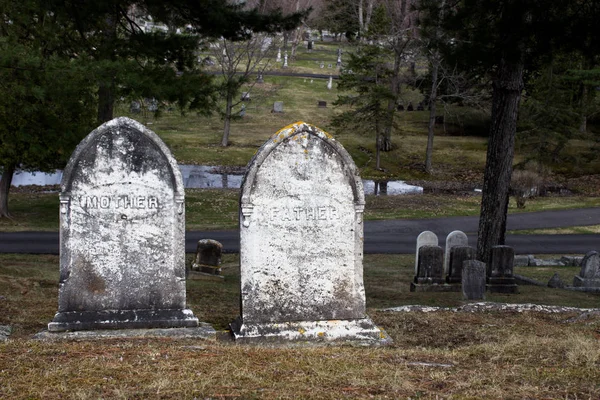 Twee oude grafstenen met moeder en vader op hen — Stockfoto