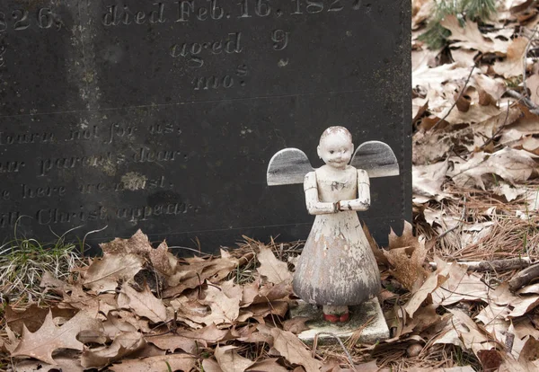 Gamla ängel leksak på ett barns grav — Stockfoto