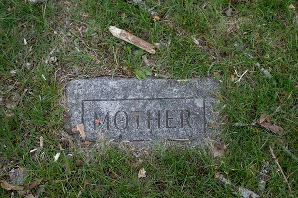 Oude grafsteen met moeder op het. — Stockfoto