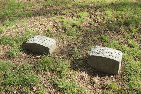 Два старих надгробки з Матір'ю і Отцем на них — стокове фото
