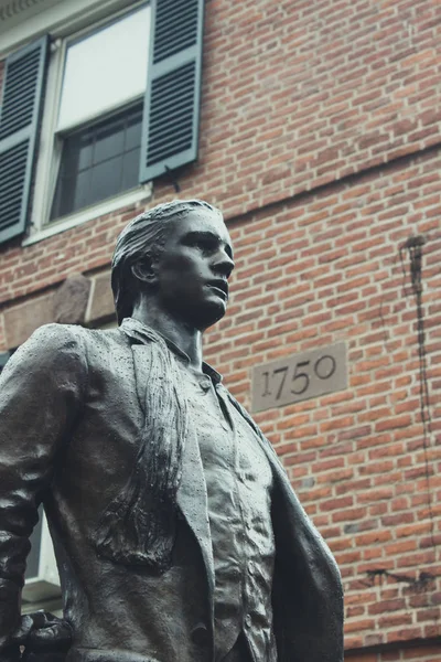 Нью-Хейвен, Коннектикут, США - статуя Натана Хейла в Яле Стоковое Фото