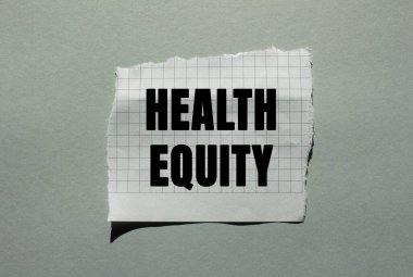 Sağlık Sermayesi mesajı gri arka planda yırtık kareli kağıt parçasına yazılmış. Kavramsal Sağlık Sermayesi sembolü. Boşluğu kopyala.