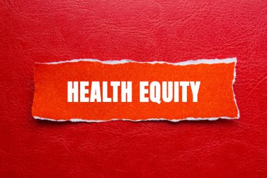 Sağlık Sermayesi mesajı kırmızı arka planda yırtık turuncu kağıt parçasına yazılmış. Kavramsal Sağlık Sermayesi sembolü. Boşluğu kopyala.