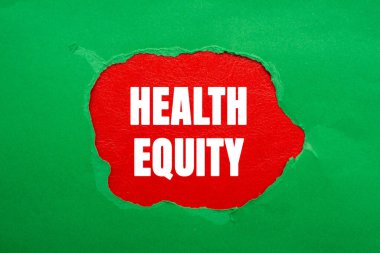 Sağlık Sermayesi mesajı kırmızı arka planda yırtık yeşil kağıda yazılmış. Kavramsal Sağlık Sermayesi sembolü. Boşluğu kopyala.