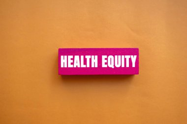 Sağlık Sermayesi mesajı turuncu arka planda pembe tahta bloğa yazılmış. Kavramsal Sağlık Sermayesi sembolü. Boşluğu kopyala.