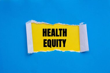 Sağlık Sermayesi mesajı sarı arka plandaki yırtık mavi kağıda yazılmış. Kavramsal Sağlık Sermayesi sembolü. Boşluğu kopyala.