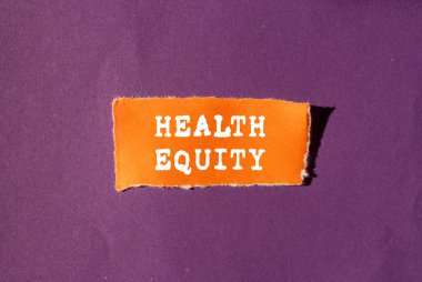 Sağlık Sermayesi mesajı mor arka planda yırtık turuncu kağıt parçasına yazılmış. Kavramsal Sağlık Sermayesi sembolü. Boşluğu kopyala.