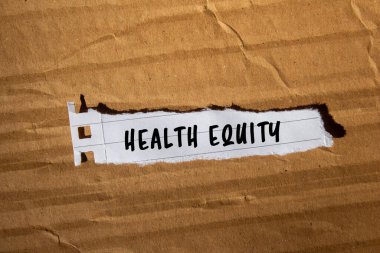 Sağlık Sermayesi mesajı, karton arka plandaki yırtık çizgili kağıda yazılmış. Kavramsal Sağlık Sermayesi sembolü. Boşluğu kopyala.