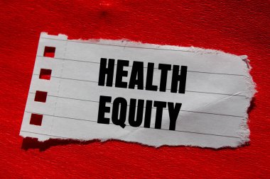 Sağlık Sermayesi mesajı kırmızı arka plandaki yırtık kağıt parçasına yazılmış. Kavramsal Sağlık Sermayesi sembolü. Boşluğu kopyala.