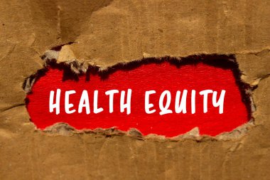 Sağlık Sermayesi mesajı yırtılmış karton kağıt üzerine yazılmış kırmızı arka plan. Kavramsal Sağlık Sermayesi sembolü. Boşluğu kopyala.