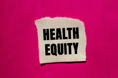 Sağlık Sermayesi mesajı pembe arka plandaki yırtık kağıt parçasına yazılmış. Kavramsal Sağlık Sermayesi sembolü. Boşluğu kopyala.