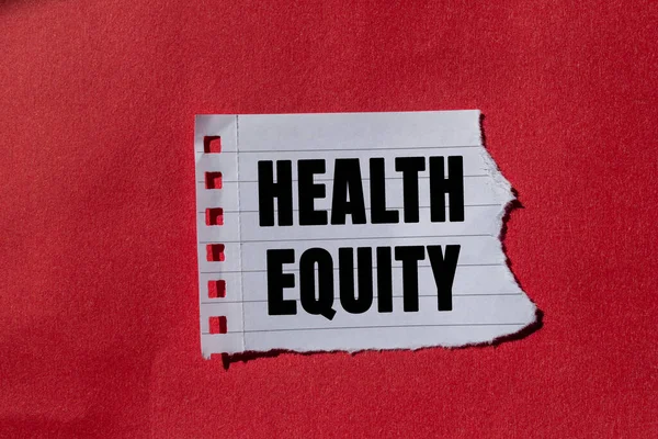 Sağlık Sermayesi mesajı kırmızı arka planda yırtık bir kağıda yazılmış. Kavramsal Sağlık Sermayesi sembolü. Boşluğu kopyala.