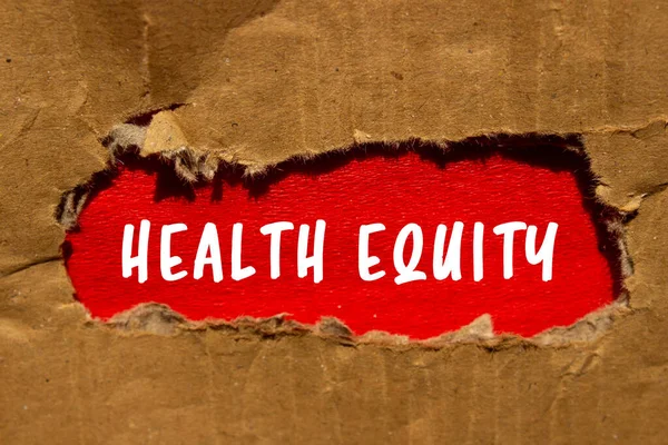 Sağlık Sermayesi mesajı yırtılmış karton kağıt üzerine yazılmış kırmızı arka plan. Kavramsal Sağlık Sermayesi sembolü. Boşluğu kopyala.