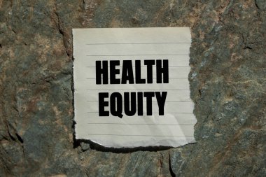 Sağlık Sermayesi mesajı taştan arka planda yırtık kağıt parçasına yazılmış. Kavramsal Sağlık Sermayesi sembolü. Boşluğu kopyala.