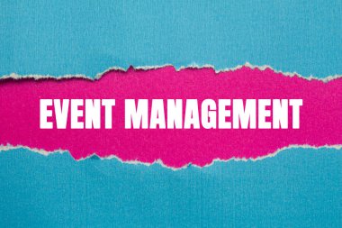 Olay Yönetimi mesajı pembe arka planda yırtık mavi kağıda yazılmış. Kavramsal Olay Yönetimi sembolü. Boşluğu kopyala.