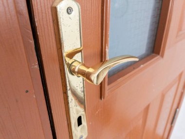 Ahşap kapıdaki sapın yakın çekimi.