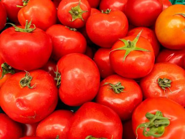 Markette taze domatesler, yakın plan.