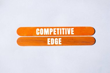 Tahta çubuk üzerine yazılmış rekabetçi kenar mesajı. Kavramsal Yarışma Sınırı sembolü. Boşluğu kopyala.