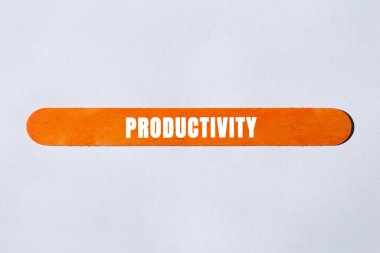 Ahşap arka planda verimlilik mesajı var. Kavramsal Üretim Sembolü. Boşluğu kopyala.