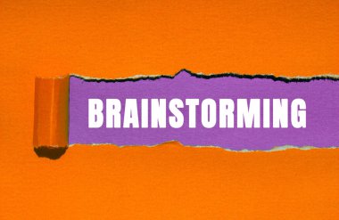 Yırtık kağıt arkaplanına yazılan beyin fırtınası mesajı. Kavramsal Beyin Fırtınası sembolü. Boşluğu kopyala.