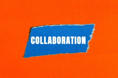 Yırtılan kağıt arkaplanda işbirliği mesajı. Kavramsal İşbirliği sembolü. Boşluğu kopyala.