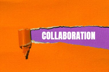 Yırtılan kağıt arkaplanda işbirliği mesajı. Kavramsal İşbirliği sembolü. Boşluğu kopyala.