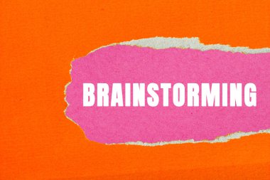 Yırtık kağıt arkaplanına yazılan beyin fırtınası mesajı. Kavramsal Beyin Fırtınası sembolü. Boşluğu kopyala.
