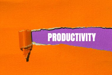 Yırtılan kağıt arkaplanda verimlilik mesajı var. Kavramsal Üretim Sembolü. Boşluğu kopyala.