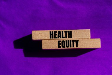 Sağlık Sermayesi mesajı mor arka plandaki tahta bloklara yazılmış. Kavramsal Sağlık Sermayesi sembolü. Boşluğu kopyala.