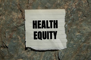 Sağlık Sermayesi mesajı taştan arka planda yırtık kağıt parçasına yazılmış. Kavramsal Sağlık Sermayesi sembolü. Boşluğu kopyala.