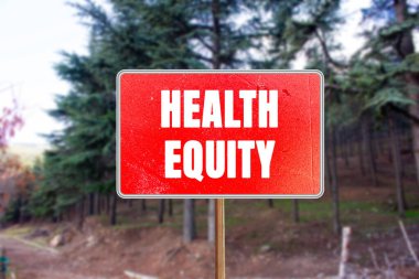 Sağlık Sermayesi mesajı kırmızı yol tabelasına yazılmış. Kavramsal Sağlık Sermayesi sembolü. Boşluğu kopyala.