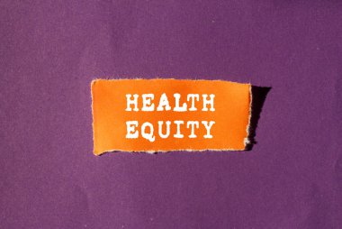 Sağlık Sermayesi mesajı mor arka planda yırtık turuncu kağıt parçasına yazılmış. Kavramsal Sağlık Sermayesi sembolü. Boşluğu kopyala.