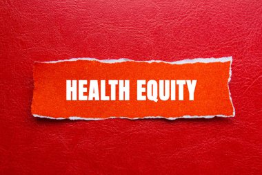 Sağlık Sermayesi mesajı kırmızı arka planda yırtık turuncu kağıt parçasına yazılmış. Kavramsal Sağlık Sermayesi sembolü. Boşluğu kopyala.