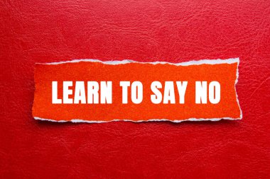 Kırmızı arka planda yırtık turuncu kağıt parçasına 