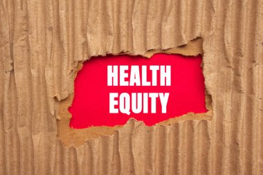 Sağlık Sermayesi mesajı kırmızı arka plandaki yırtık karton kağıda yazılmış. Kavramsal Sağlık Sermayesi sembolü. Boşluğu kopyala.